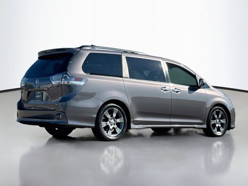 Used 2015 Toyota Sienna SE FWD image 7