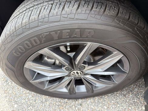 Used 2024 Volkswagen Tiguan SE FWD image 8