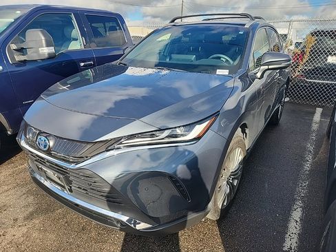 Used 2022 Toyota Venza Limited image 3