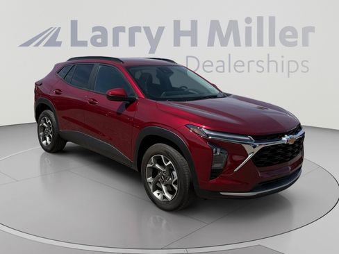 Used 2025 Chevrolet Trax LT FWD image 7