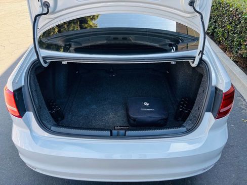 Used 2017 Volkswagen Jetta S image 9