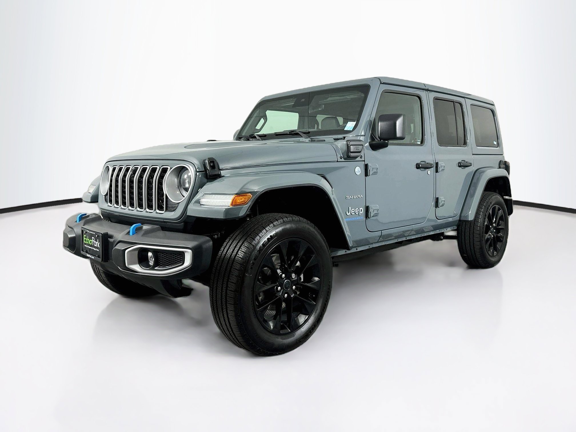 Used 2024 Jeep Wrangler Unlimited Sahara w/ Technology Group AWD/4WD image 3
