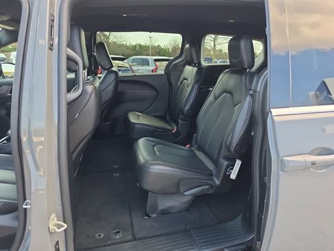 Used 2025 Chrysler Pacifica Select FWD image 24