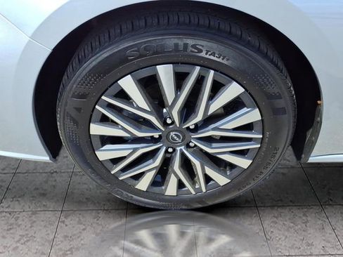Used 2025 Nissan Altima 2.5 SV FWD image 6