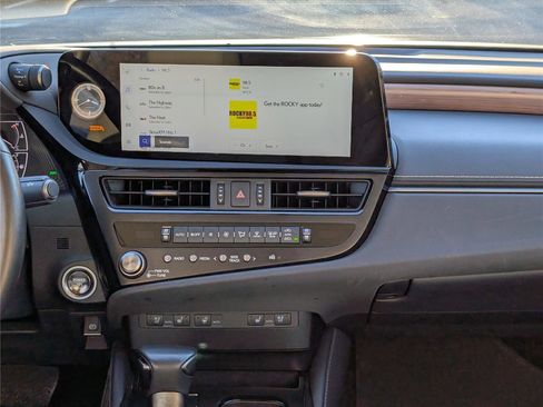 Certified 2025 Lexus ES 300h w/ Premium Package image 17