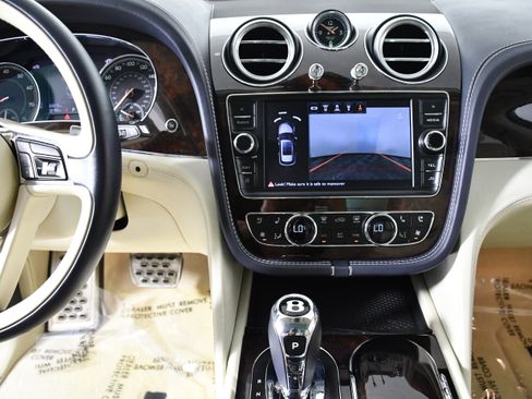 Used 2017 Bentley Bentayga image 15