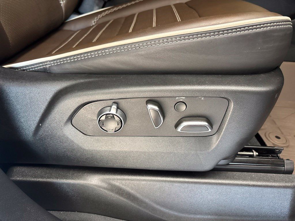 Used 2025 GMC Yukon Denali Ultimate w/ LPO, Floor Liner Package AWD/4WD image 16