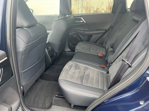 Used 2025 Mitsubishi Outlander SE image 13