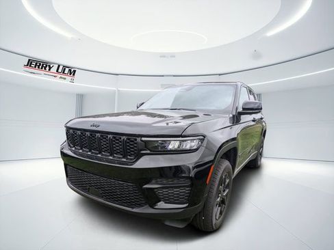 New 2025 Jeep Grand Cherokee Altitude image 6