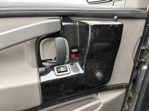 Used 2019 GMC Savana 2500 w/ Enhanced Convenience Package RWD image 17