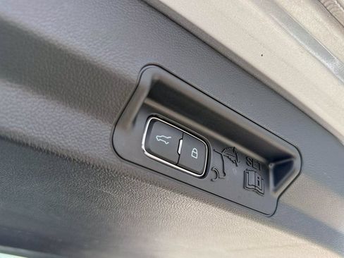 Used 2024 Ford Explorer XLT w/ Equipment Group 202A RWD image 20