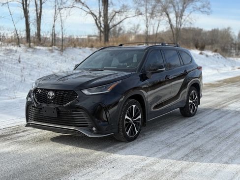 Used 2021 Toyota Highlander XSE image 2