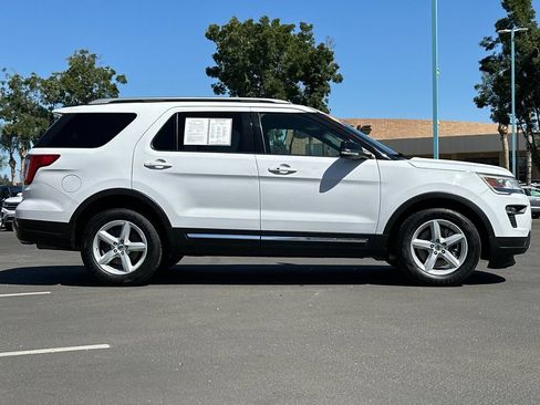 Used 2018 Ford Explorer XLT w/ Equipment Group 202A FWD image 2