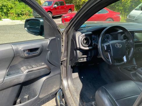 Used 2018 Toyota Tacoma TRD Off-Road w/ Technology Package image 10