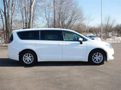 Used 2023 Chrysler Voyager LX image 8