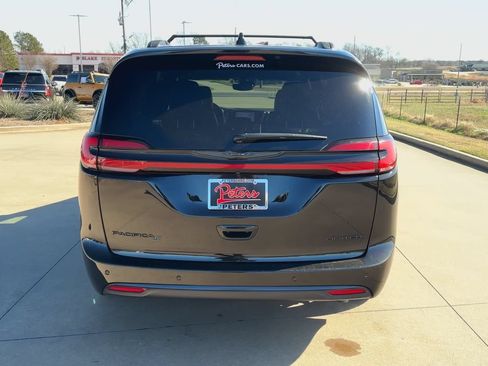 Used 2025 Chrysler Pacifica Limited FWD image 8