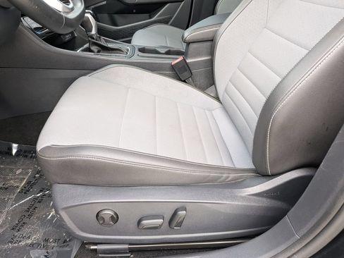 Used 2025 Volkswagen Jetta SE FWD image 19
