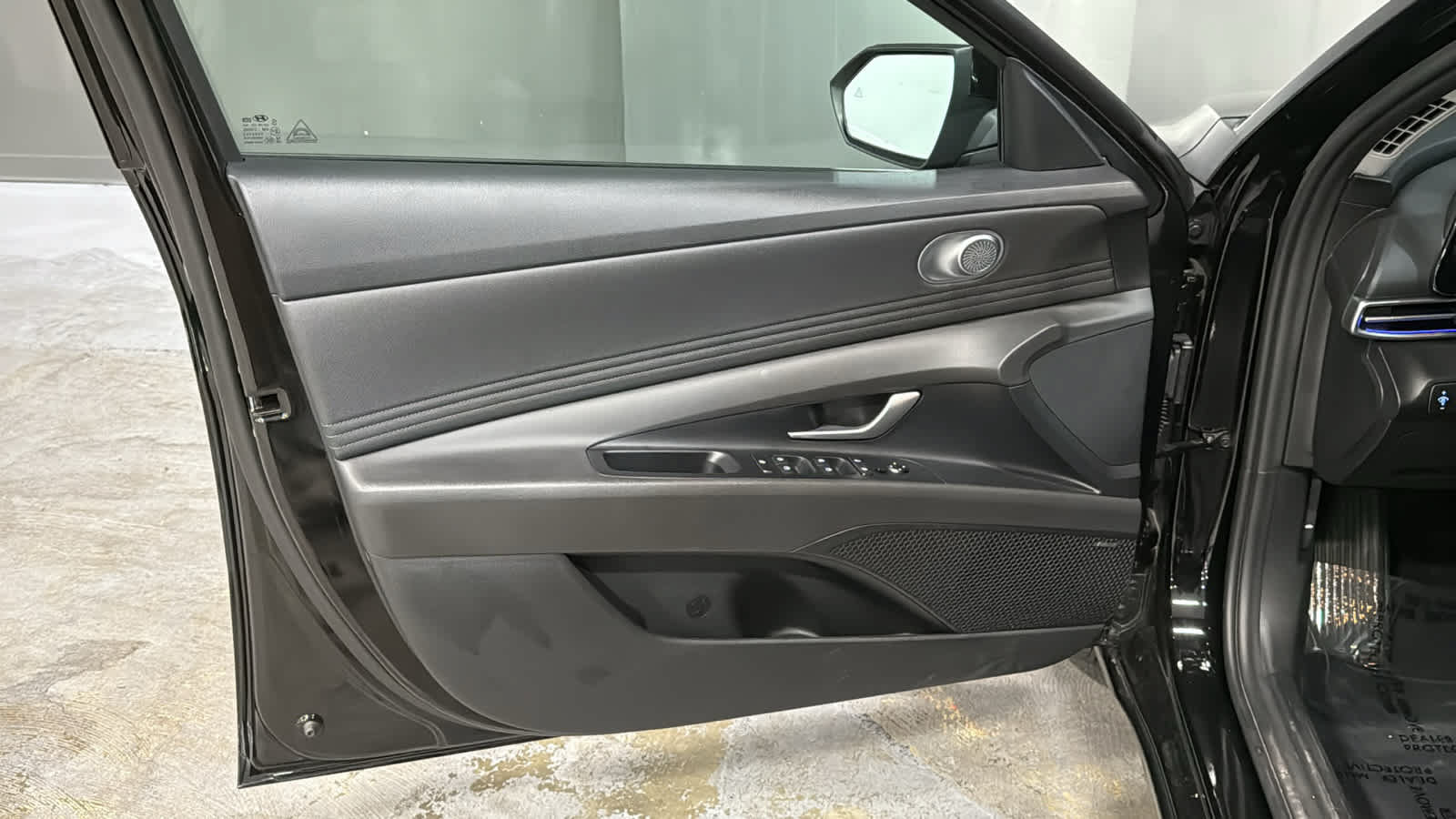 Used 2023 Hyundai Elantra Limited w/ Cargo Package FWD image 9
