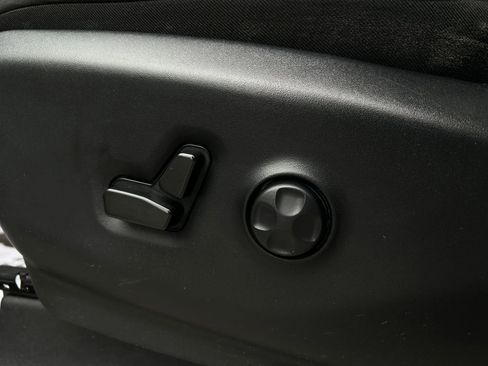 Used 2023 Chrysler Pacifica Limited FWD image 9