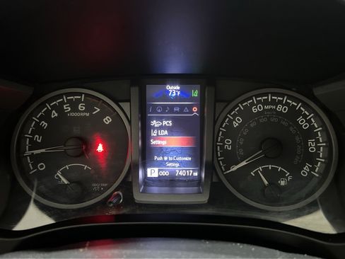 Used 2018 Toyota Tacoma TRD Off-Road image 9