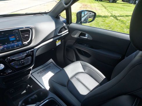 New 2027 Chrysler Pacifica LX FWD image 11
