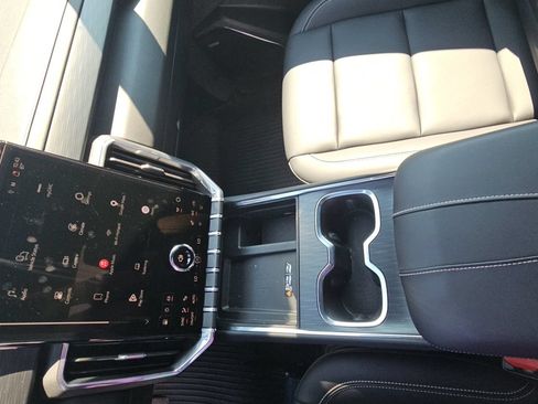 Used 2025 GMC Acadia Elevation w/ Elevation Premium Package FWD image 19