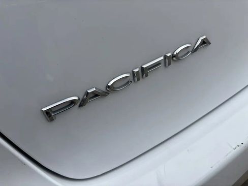 Used 2024 Chrysler Pacifica Touring-L image 9