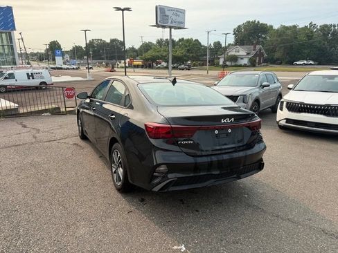 Used 2024 Kia Forte LXS w/ LXS Technology Package FWD image 6