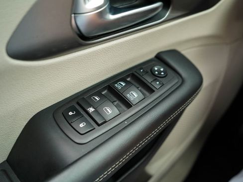 Used 2024 Chrysler Pacifica Touring-L FWD image 27