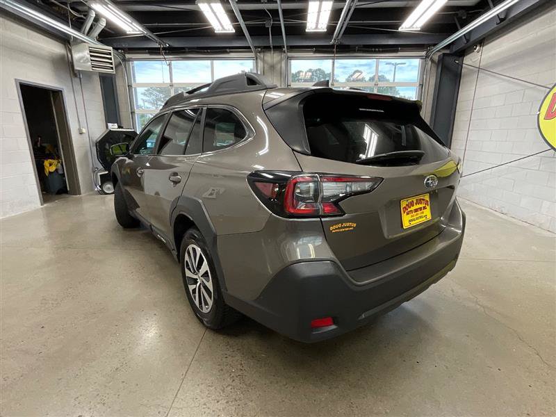Used 2023 Subaru Outback Premium AWD/4WD image 3