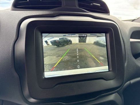 Used 2019 Jeep Renegade Latitude w/ Cold Weather Group image 21