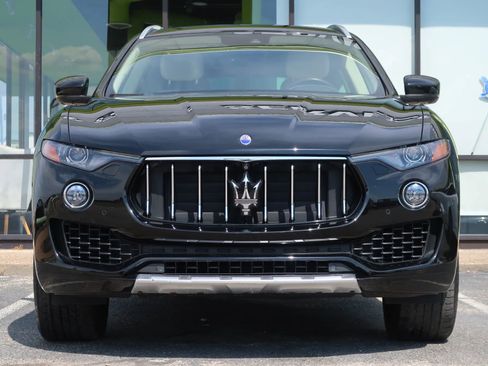 Used 2017 Maserati Levante w/ Luxury Package image 2