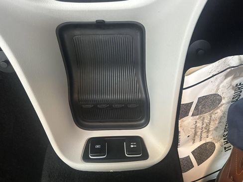 Used 2020 Chrysler Pacifica Touring-L image 23