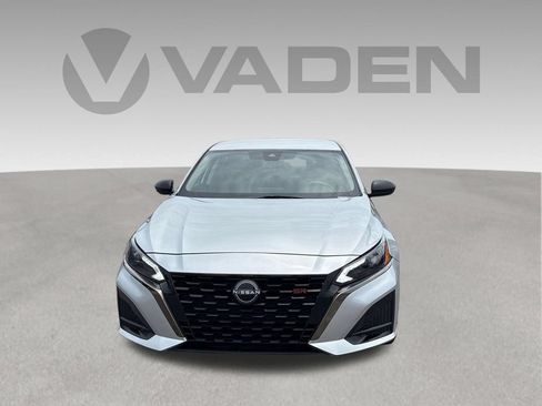 Used 2024 Nissan Altima 2.5 SR FWD image 2