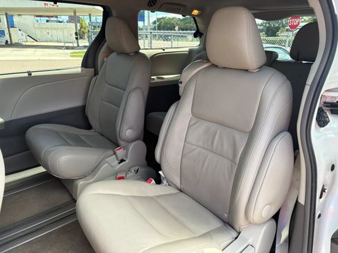Used 2015 Toyota Sienna XLE Premium FWD image 12