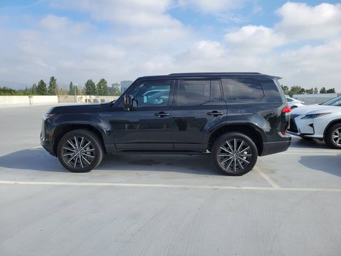 Used 2024 Lexus GX 550 w/ Accessory Package (2T) image 2