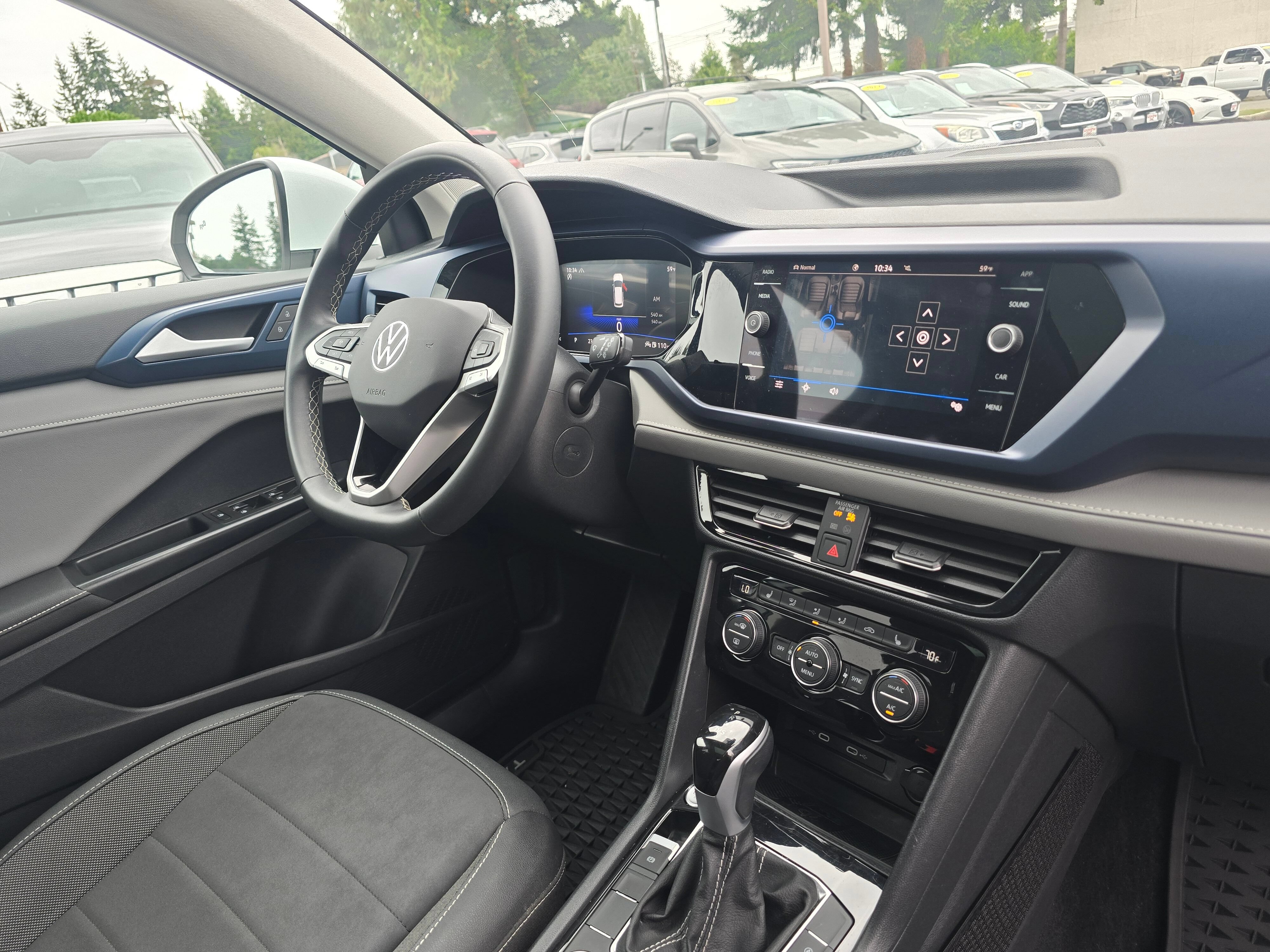 Used 2024 Volkswagen Taos SE w/ Panoramic Sunroof Package AWD/4WD image 10