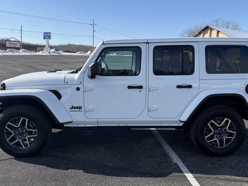 Used 2025 Jeep Wrangler Sahara image 4