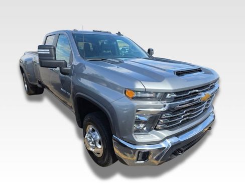 Used 2025 Chevrolet Silverado 3500 LT AWD/4WD image 2