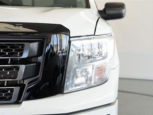 Used 2021 Nissan Titan SV w/ SV Convenience Package image 10