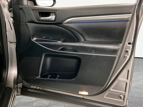 Used 2018 Toyota Highlander SE image 24