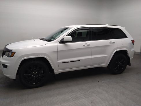 Used 2017 Jeep Grand Cherokee Altitude AWD/4WD image 2