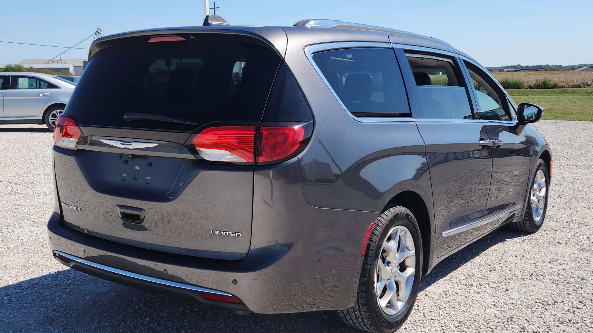Used 2017 Chrysler Pacifica Limited FWD image 3