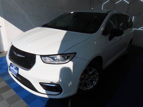 Used 2024 Chrysler Pacifica Touring-L FWD image 4