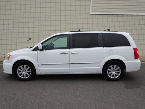 Used 2016 Chrysler Town & Country Touring w/ Driver Convenience Group image 4