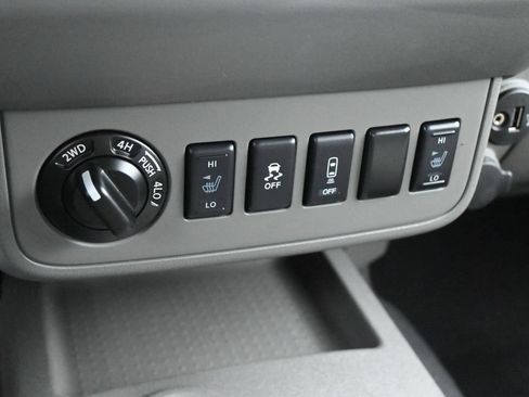 Used 2020 Nissan Frontier SV w/ Midnight Edition Floor Mats AWD/4WD image 11