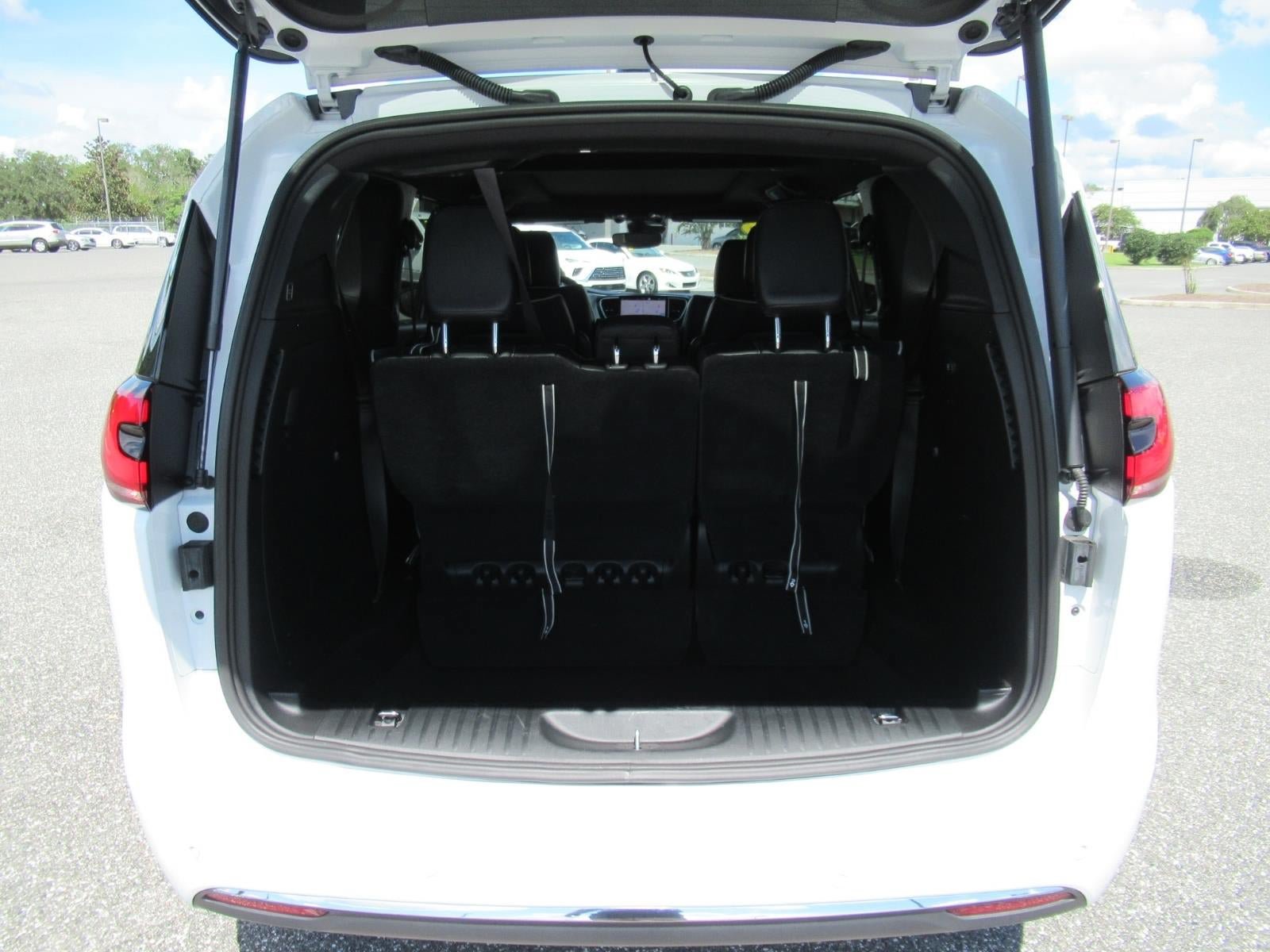 Used 2026 Chrysler Pacifica Limited FWD image 38
