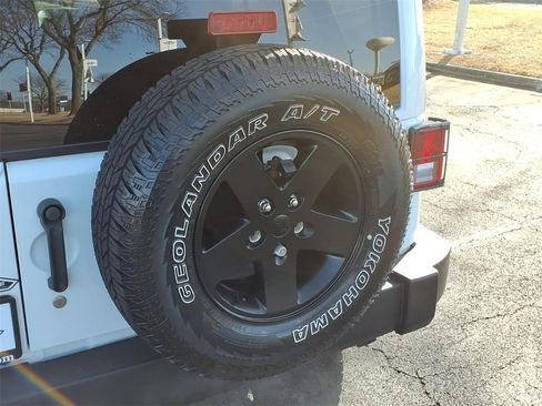 Used 2015 Jeep Wrangler Unlimited Sahara image 29