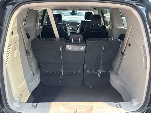 Used 2017 Chrysler Pacifica Touring-L FWD image 27