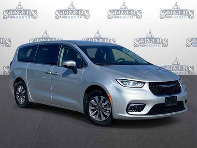 Used 2023 Chrysler Pacifica Touring-L